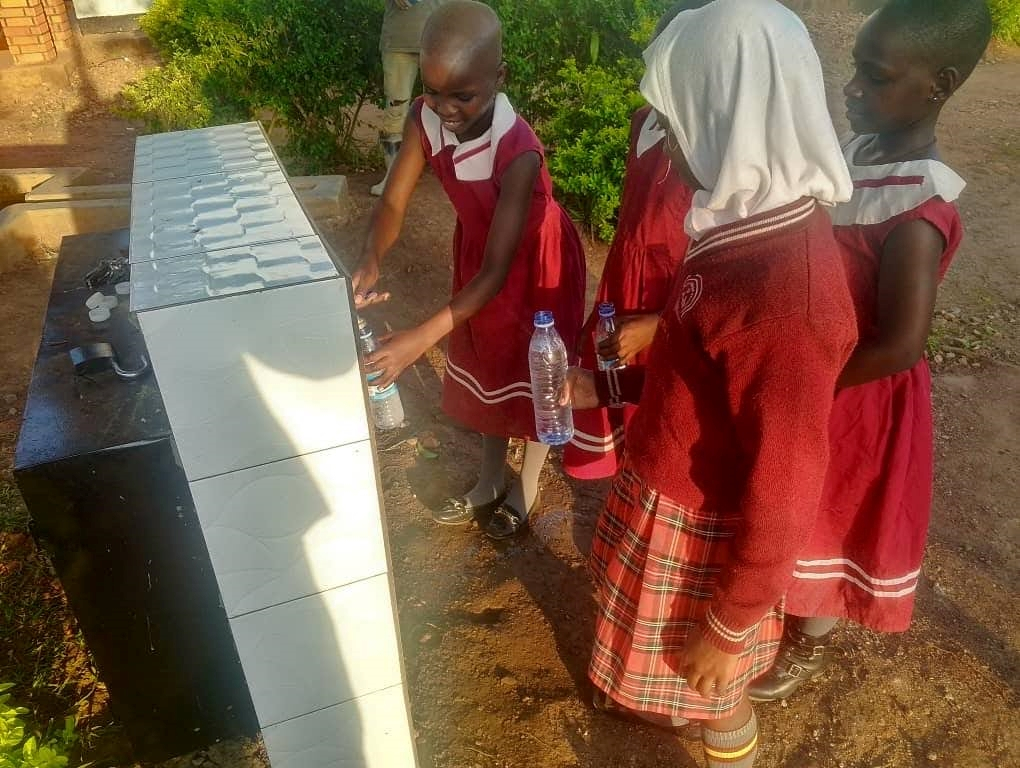 Students in Uganda using Sensiblue water filters